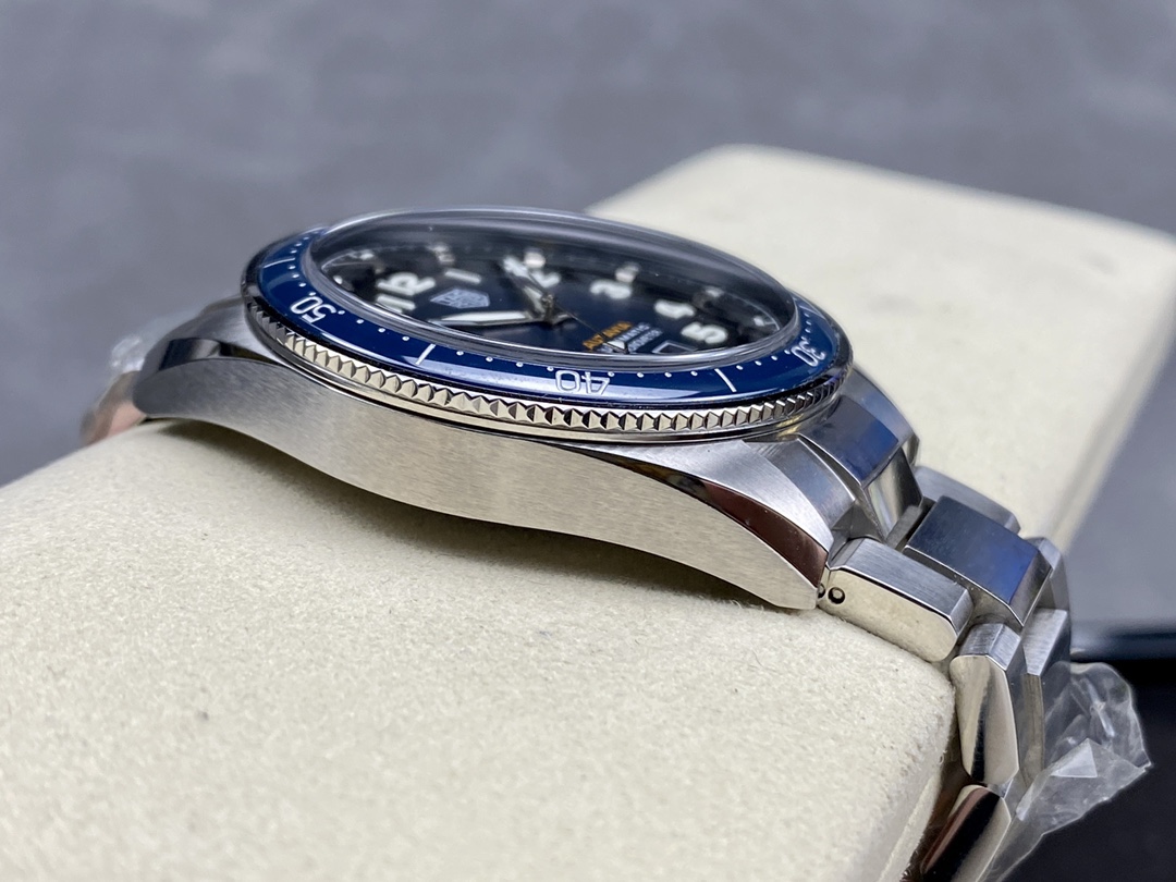 TAR年末巨獻——超級泰格豪雅系列腕表，正裝休閒兩不誤、小眾而不平庸、穩重而不失靈動，通勤的最佳首選腕表。全系均採用原裝數據打造、配件可以和原廠互換，頂級打磨 超強夜光 防水性能高達100米，超原單品質 誠意滿滿 並搭載原裝sw200機芯，歡迎品鑒！