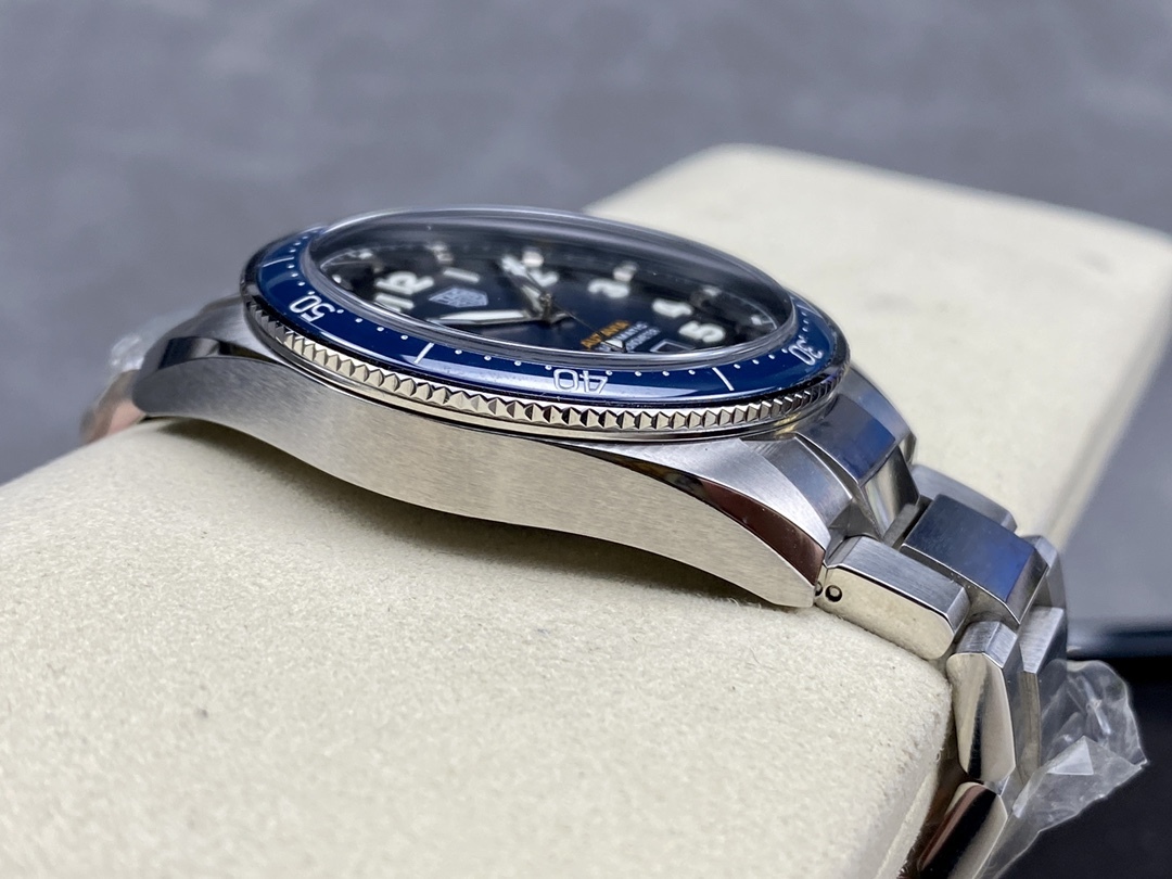 TAR年末巨獻——超級泰格豪雅系列腕表，正裝休閒兩不誤、小眾而不平庸、穩重而不失靈動，通勤的最佳首選腕表。全系均採用原裝數據打造、配件可以和原廠互換，頂級打磨 超強夜光 防水性能高達100米，超原單品質 誠意滿滿 並搭載原裝sw200機芯，歡迎品鑒！