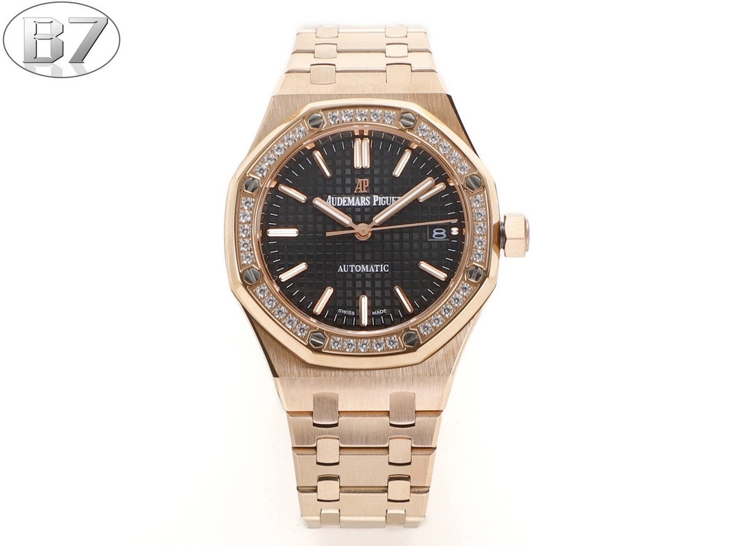B7  Factory
AP愛彼 女款愛彼皇家橡樹 剔除機芯甲板多餘部分，使之變得更加鏤空——成就鋼表巔峰—— 實力演繹 衛冕“鋼”王！【6大精妙之處】1.正品拆解開模，尺寸為37毫米與正品一致！2.完美還原正品表殼的每一處細節，盡顯正品“稜角分明 堅毅果敢”的陽剛氣質。3.鋼帶的做工無可挑剔，比市面上任何鋼帶表做工均要更上一層樓，鋼帶頭粒和表頭銜接的“緩衝帶”的鬆緊程度與正品一模一樣。4.自動陀的與原裝致敬，是市面唯一做到顏色於原裝一致的版本（市面一般版本均偏紅）其上的ap族徽雕刻獨一無二。