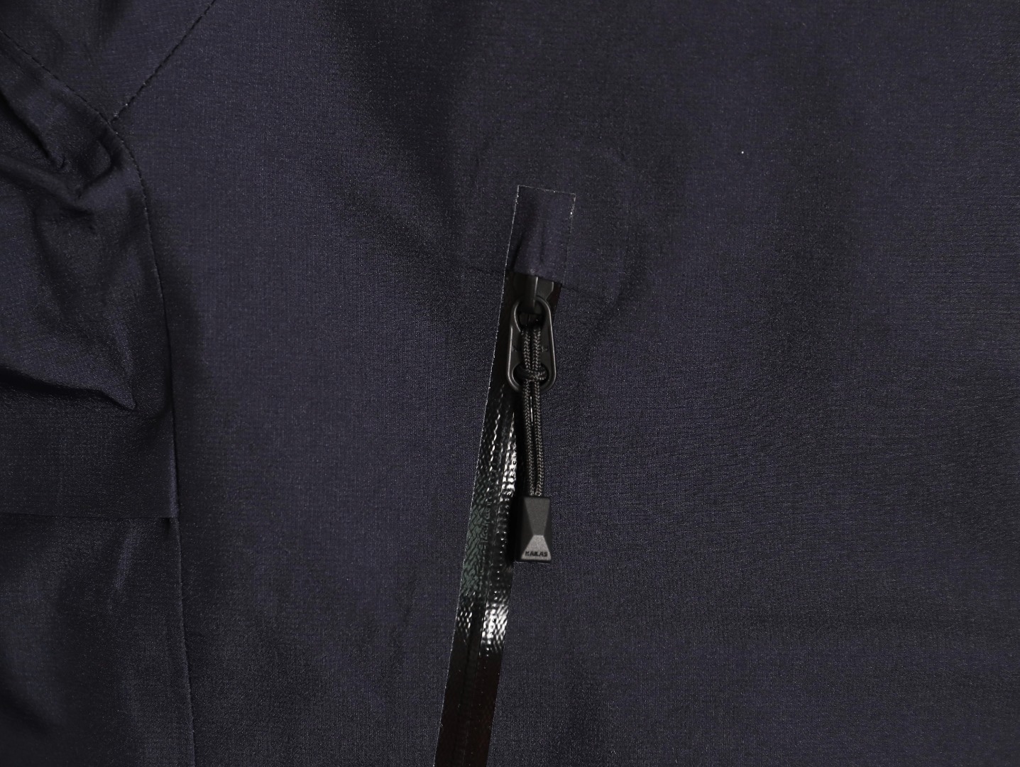 🔝KAILAS 凱樂石 博格達系列 輕量防風防水戶外徒步登山衝鋒衣 
  防水防風透氣防紫外線
 -輔料：原版拆解開發，一比一定制的小標，領標，水洗，吊牌，五金等等。

- FILTERTEC 3L面料：採用凱樂石自主研發的FILTERTEC 3L面料，由外層40D尼龍、中層ePTFE納米微孔膜、內層親膚處理工藝構成，防水指數20000mm，透氣指數20000g/㎡/24h，可抵御暴雨級降水和7級強風，同時快速排出汗氣，避免悶熱。

- 全壓膠工藝：整衣接縫處採用全壓膠工藝，有效防止水分從接