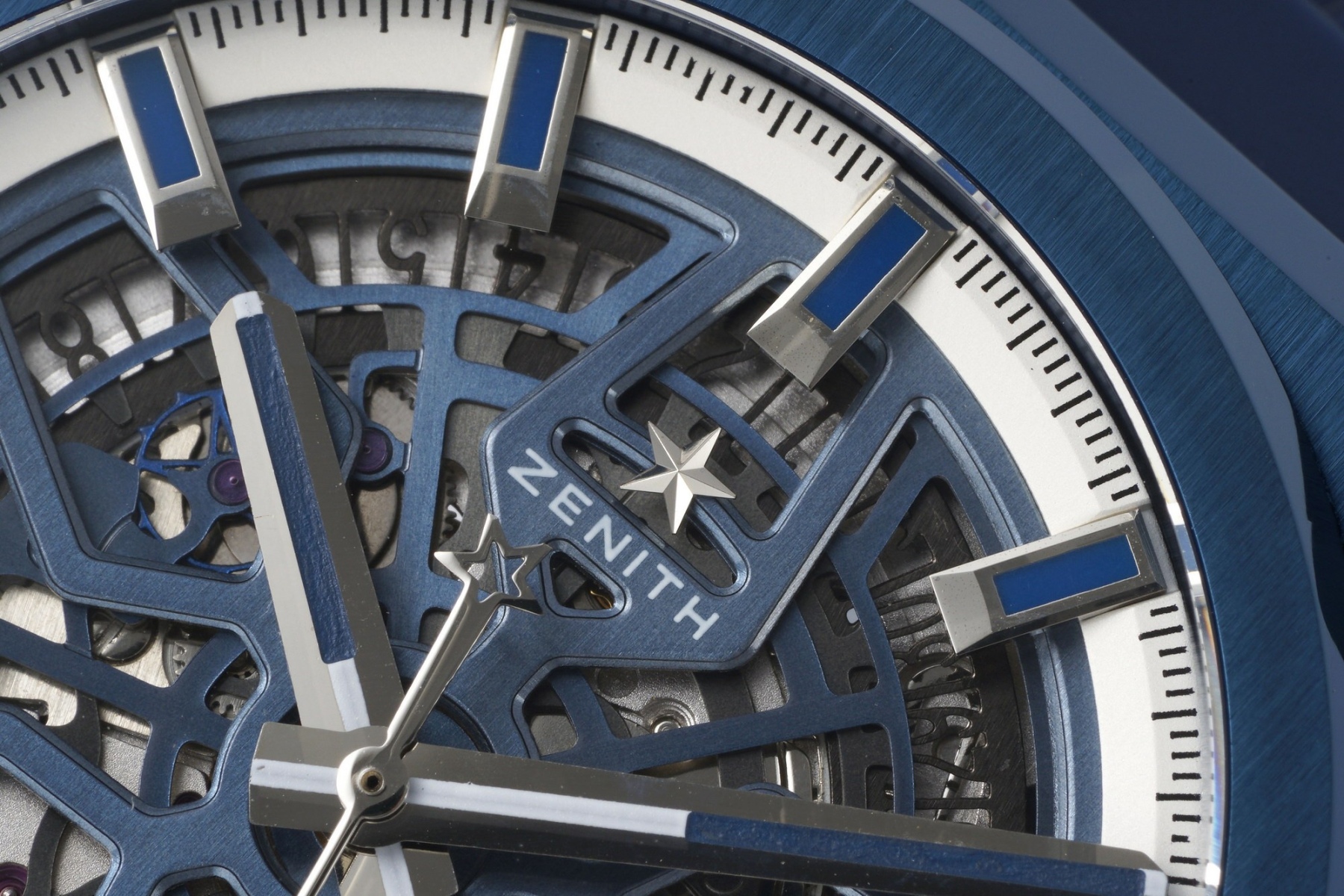 LF真力時DEFY系列全新升級版，殼身 頭粒 機芯 表扣等均做了升級調整。一款根據路虎標誌性花輪轂設計而成的高顏值鏤空腕表。

原裝開模鑄造，極致還原表殼的每一處細節打磨倒角，盡顯原裝菱角分明、堅毅果敢的陽剛氣質。完美的41mm表經，適配大眾男性手寸，正裝休閒兩不誤。根據汽車輪轂設計而成的五角星錶盤，未來概念感十足。同步官網新款五角星折疊扣，搭載定製版Cal.670sk全自動機械機芯，鏤空日曆的大小與位置、機芯夾板、齒輪、五角星陀皆按原版機芯數據拆解鍛造而成。

LF臻品 陳奕迅Eason同款，時尚前衛、