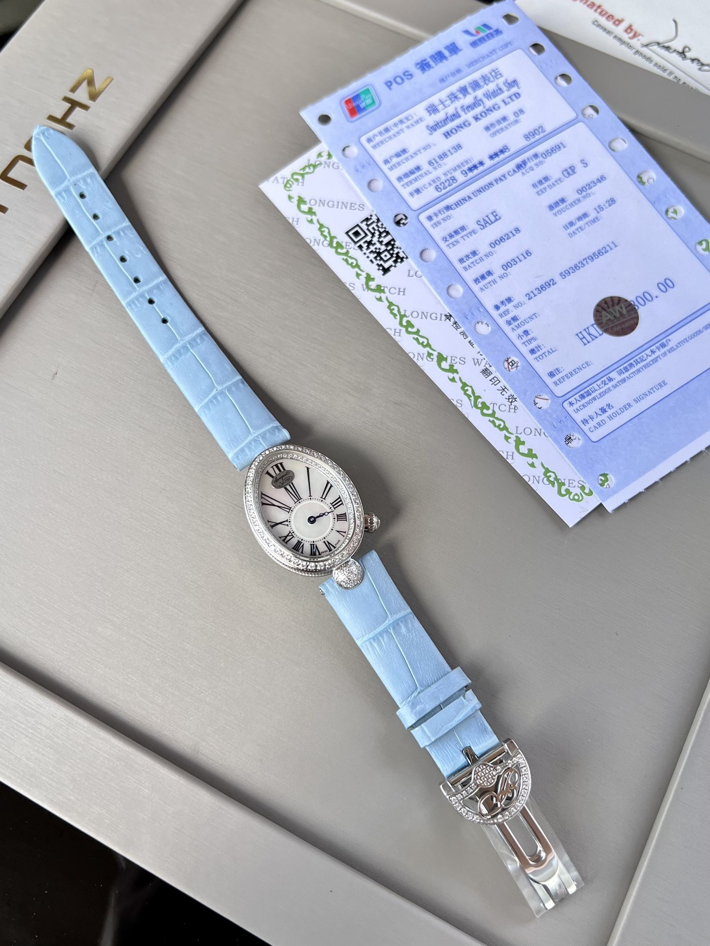 優雅出品史上最強復刻女表——寶璣那不勒斯皇后  黃金殼  系列驚艷登場，修正市場版本的所有不足，高貴典雅，盡顯女王風範！
【表殼】腕表尺寸分別為中號36.5x28.5毫米 小號33 x 25毫米
鵝卵形表殼高雅大氣，表殼外緣飾有錢幣紋。表圈和表殼周圍鑲嵌共117顆施華洛水晶（約0.99克拉）。表冠處鑲有一顆梨形晶石（約0.26克拉）
【精彩細節】
1.與原裝吻合，在表殼背部均打有貴金屬標識，效果清晰工整，彰顯腕表檔次。2.穹面玻璃，從側面看不僅有魚眼效果，還能折射鑽石帶來的璀璨光芒，更顯腕表高貴血統。
