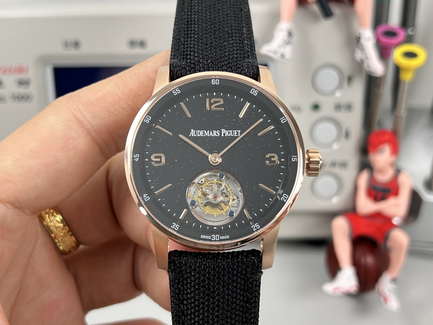 
新款愛彼真陀飛輪CODE11.59系列26396男士腕表！完美與個性的體驗！
1⃣️直徑42MM！表面玻璃採用水晶藍寶石玻璃。
2⃣️搭載Cal.2950全自動陀飛輪機芯，動力儲存60小時！
3⃣️錶帶採用進口意大利小牛皮以及帆布皮帶可選！
3⃣️表殼採用316L精鋼材質，整殼CNC高精准處理，密度與原裝吻合！          
4⃣️表面採用砂金石琺瑯錶盤
整體按照原裝顏色完美呈現！
5⃣️殼套分圈口.殼.底蓋三件套，整體角度完美體現拉絲工藝，品質與美的融合！