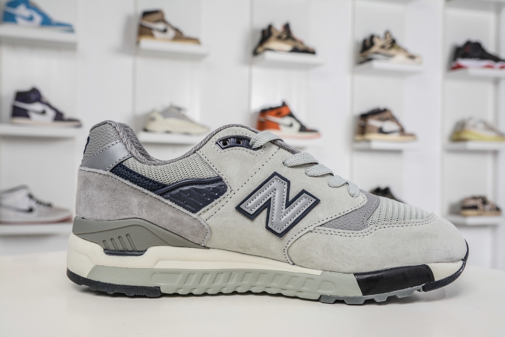 New Balance M998 Made in USA NB新百倫高端美產血統系列經典復古休閒運動慢跑鞋 
貨號：M998WT
尺碼：39.5 40 40.5 41.5 42 42.5 43 44