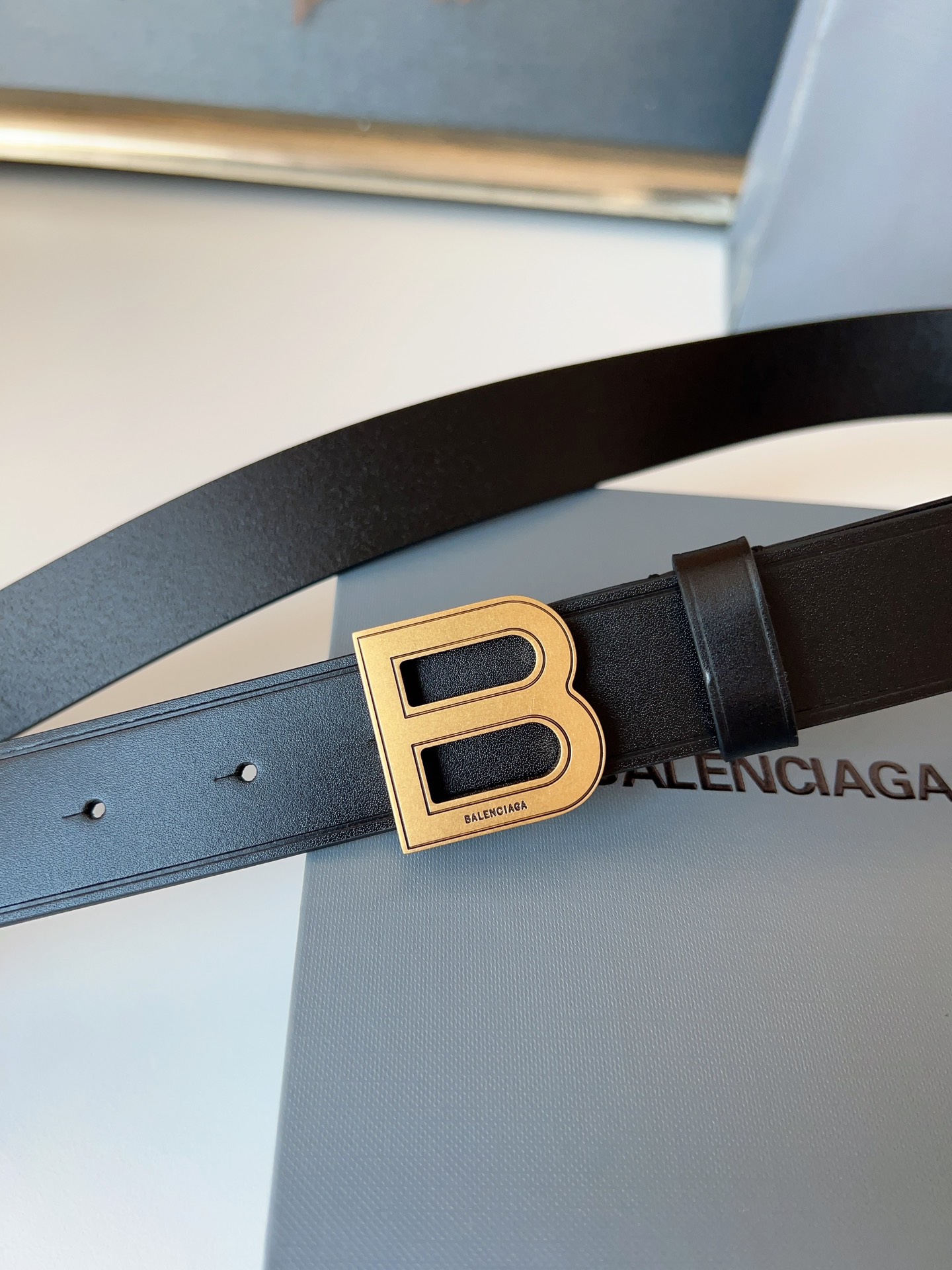巴黎世家（Balenciaga）寬度3.0cm 是法國的奢侈品牌，作為時尚界最具影響力品牌之一的地位。設計師源於：都市時尚潮流獨特的設計風格，採用進口小牛皮製作；搭配純銅復古五金，使其更具魅力。值得擁有的百搭精品！