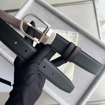 馬蹄形帶扣黑色/棕色雙面皮帶（35毫米）
馬蹄形閃亮鍍釕帶扣。可調節長度，3.5cm黑色和棕色雙面皮帶。打造經典靈動造型。
貨號 錶帶描述 黑色和棕色雙面牛皮皮帶 皮革圖案 金屬圓環上飾有萬寶龍六角白星 標識 搭扣裝置 易開啓裝置，可調節皮帶長度
搭扣形狀 馬蹄形主要顏色 黑色 | 棕色 搭扣類型 針扣式表扣