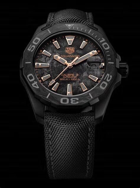 新款泰格豪雅碳纖維到貨！年終巨獻！結合碳元素、鈦元素、隕石元素三大元素為主題，以黑色為主色調，再以藍色、黃色、玫瑰金於黑色中亮起，鮮活明亮！表殼與表扣為主的鈦合金材料，表面則是整表的靈魂所在！此表面為原裝原版表面！！（以放大鏡側面視覺效果為準！）多層印刷複製出隕石佈局的效果！圈口以碳纖維材料與鈦合金的結合，尼龍材料和頭層牛皮、硅膠結合，用藍色、黃色、黑色線配合手錶對應的顏色！～41mm表徑，全新全套出！