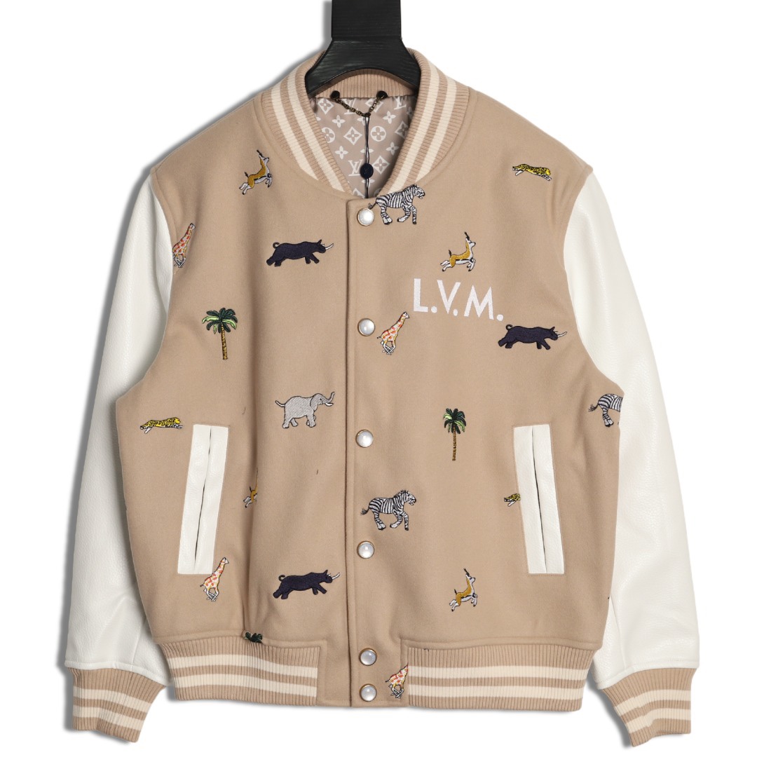 Louis Vuitton/路易威登 26ss 動物樂園刺繡棒球服外套
材質拼接：衣身採用淺卡其色羊毛混紡面料，柔軟且有挺括感；袖子為奶白色荔枝紋牛皮，質感細膩，淺色系搭配更顯清爽。

• 裝飾亮點：衣身滿印精緻動物刺繡（長頸鹿、斑馬、大象、黑豹等）與棕櫚樹圖案，左胸綴有“L.V.M.”字母標識，充滿童趣與度假感，辨識度極高。

• 版型結構：經典棒球服版型，羅紋條紋領口/袖口/下擺，防風收型；正面按扣開合，兩側配白色撞色插袋，兼顧實用性與設計感。
N SIZE:S-XL
