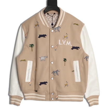 Louis Vuitton/路易威登 26ss 動物樂園刺繡棒球服外套
材質拼接：衣身採用淺卡其色羊毛混紡面料，柔軟且有挺括感；袖子為奶白色荔枝紋牛皮，質感細膩，淺色系搭配更顯清爽。

• 裝飾亮點：衣身滿印精緻動物刺繡（長頸鹿、斑馬、大象、黑豹等）與棕櫚樹圖案，左胸綴有“L.V.M.”字母標識，充滿童趣與度假感，辨識度極高。

• 版型結構：經典棒球服版型，羅紋條紋領口/袖口/下擺，防風收型；正面按扣開合，兩側配白色撞色插袋，兼顧實用性與設計感。
N SIZE:S-XL
