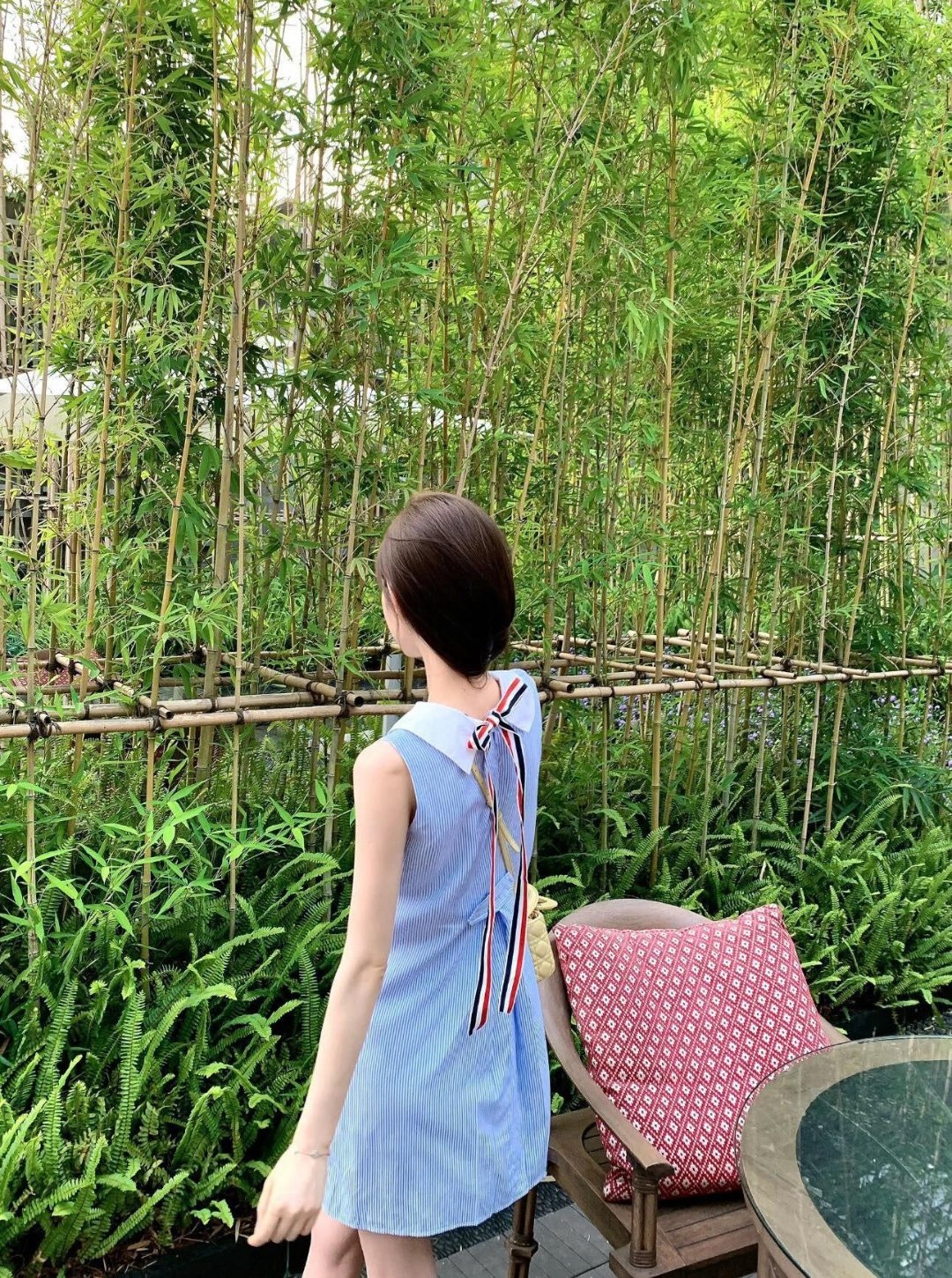 🔝Thom Browne TB 蝴蝶結條紋連衣裙
襯衫裙學院風，領口採用娃娃領設計，三色織帶可以前後裝飾，YB購買對版對標出版，定制面料，區別市場通貨。
尺碼：1 2 3