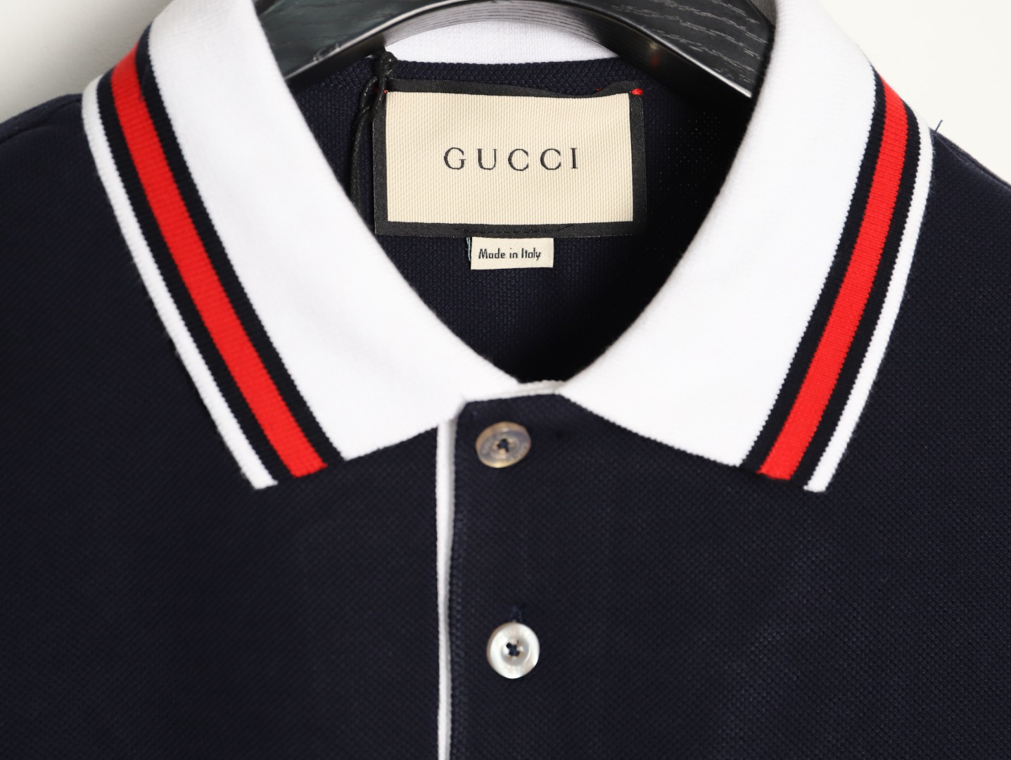 Gucci/古馳 24ss 胸口雙G刺繡Polo短袖
原購入，採用60支雙股250克重棉氨混紡雙面珠地面料，條紋相間拼色衣領定為雙系統提花定織扁機製成。GG互扣刺繡圖案採用進口田島機器，榻榻米刺繡搭配挨針繡工藝，刺繡非常的飽滿，精細針法綿密，以榻榻米刺繡工藝打底，挨針繡描廓邊緣及字母繡花，層次清晰豐富立體。前胸無明線無散口雙層面筒，袖口縫盤螺紋同為扁機織造，採用TAJIMA進口機台加工，人工手縫領標開背領標帶防偽芯片，紐扣開模天然塔羅貝炭黑刻字牛角扣，三標輔料同步定 制。經典翻領設計