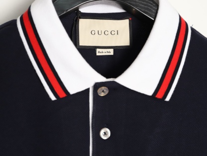 Gucci/古馳 24ss 胸口雙G刺繡Polo短袖
原購入，採用60支雙股250克重棉氨混紡雙面珠地面料，條紋相間拼色衣領定為雙系統提花定織扁機製成。GG互扣刺繡圖案採用進口田島機器，榻榻米刺繡搭配挨針繡工藝，刺繡非常的飽滿，精細針法綿密，以榻榻米刺繡工藝打底，挨針繡描廓邊緣及字母繡花，層次清晰豐富立體。前胸無明線無散口雙層面筒，袖口縫盤螺紋同為扁機織造，採用TAJIMA進口機台加工，人工手縫領標開背領標帶防偽芯片，紐扣開模天然塔羅貝炭黑刻字牛角扣，三標輔料同步定 制。經典翻領設計