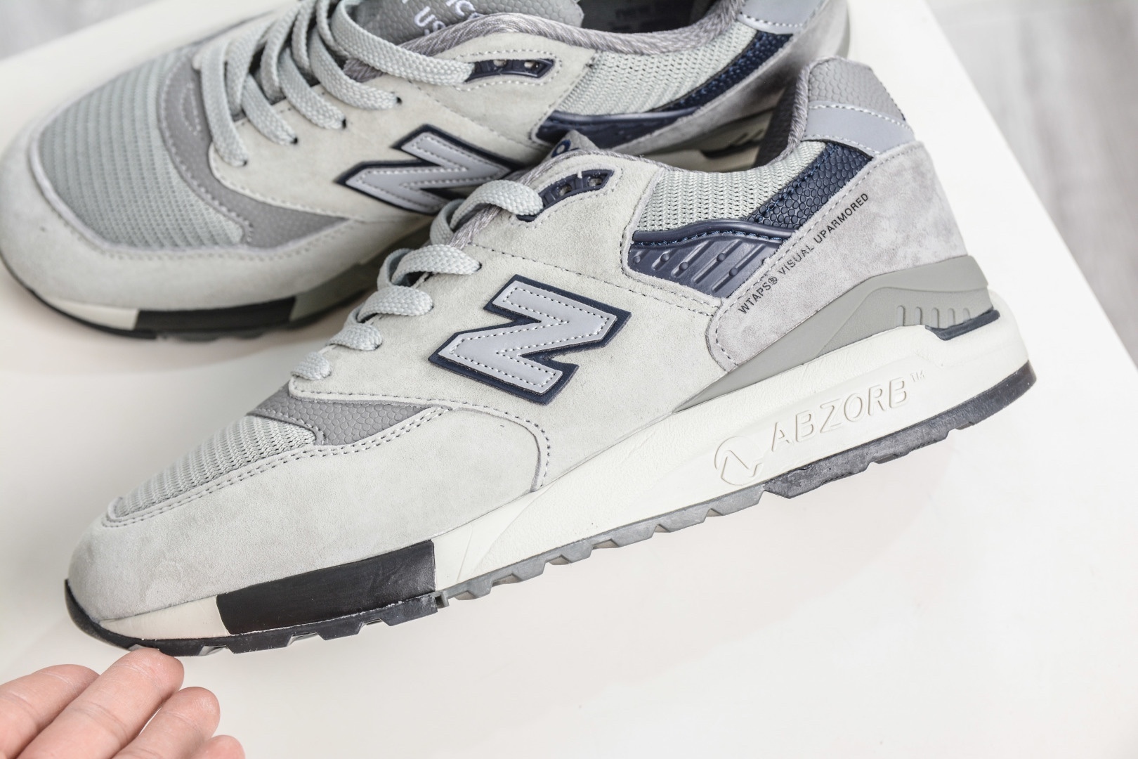 New Balance M998 Made in USA NB新百倫高端美產血統系列經典復古休閒運動慢跑鞋 
貨號：M998WT
尺碼：39.5 40 40.5 41.5 42 42.5 43 44