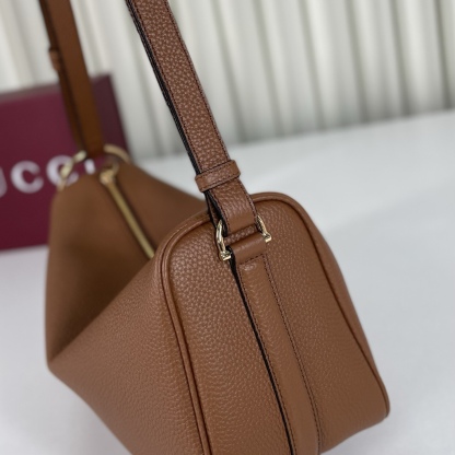 Gucci Half Horsebit系列中號肩背包，煥新呈現Gucci Half Horsebit系列，以現代風格煥新演繹品牌最具標誌性的元素之一。該系列巧妙融蘊休閒廓形與標誌性的半馬銜扣配件，這也是其名稱的由來。款號860787白皮，尺寸31.5X17X12