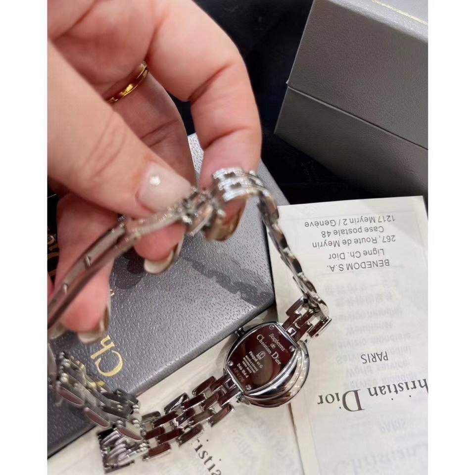 Dior vintage中古腕表
❣️原單 復古的魅力，絕對的經典！
❗️原包裝盒➕全套說明書/卡片
‼️2.6cm錶盤，完美尺寸，適合女性化的搭配風格～
無邊表鏡設計，錶盤纖薄有弧度，最具價值與收藏的中古.