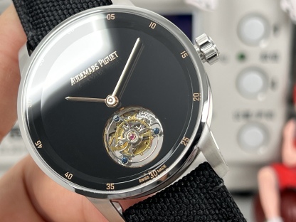 
新款愛彼真陀飛輪CODE11.59系列26396男士腕表！完美與個性的體驗！
1⃣️直徑42MM！表面玻璃採用水晶藍寶石玻璃。
2⃣️搭載Cal.2950全自動陀飛輪機芯，動力儲存60小時！
3⃣️錶帶採用進口意大利小牛皮以及帆布皮帶可選！
3⃣️表殼採用316L精鋼材質，整殼CNC高精准處理，密度與原裝吻合！          
4⃣️表面採用砂金石琺瑯錶盤
整體按照原裝顏色完美呈現！
5⃣️殼套分圈口.殼.底蓋三件套，整體角度完美體現拉絲工藝，品質與美的融合！