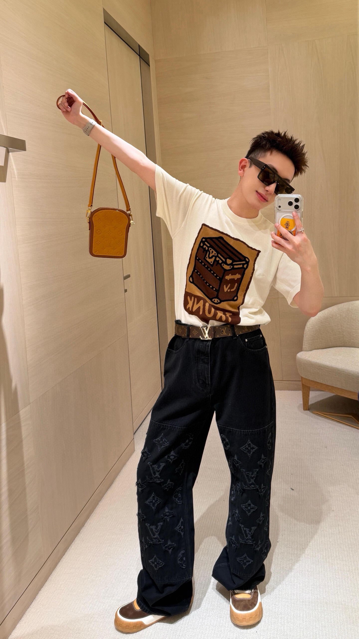 🔝LOUIS VUITTON LV 皮箱幾何圖針織短袖T恤
定織雲柔密紡棉針織料，嵌花提花織法，精細編織不僅確保了圖案的清晰度，還大大增強了織物的耐用性，成衣洗水加軟去味工藝，通過專業的洗滌設備和特定的洗滌劑，對衣物進行深度清潔和去味處理，改善衣物的手感和外觀，寬松版型
B Size：S-XL