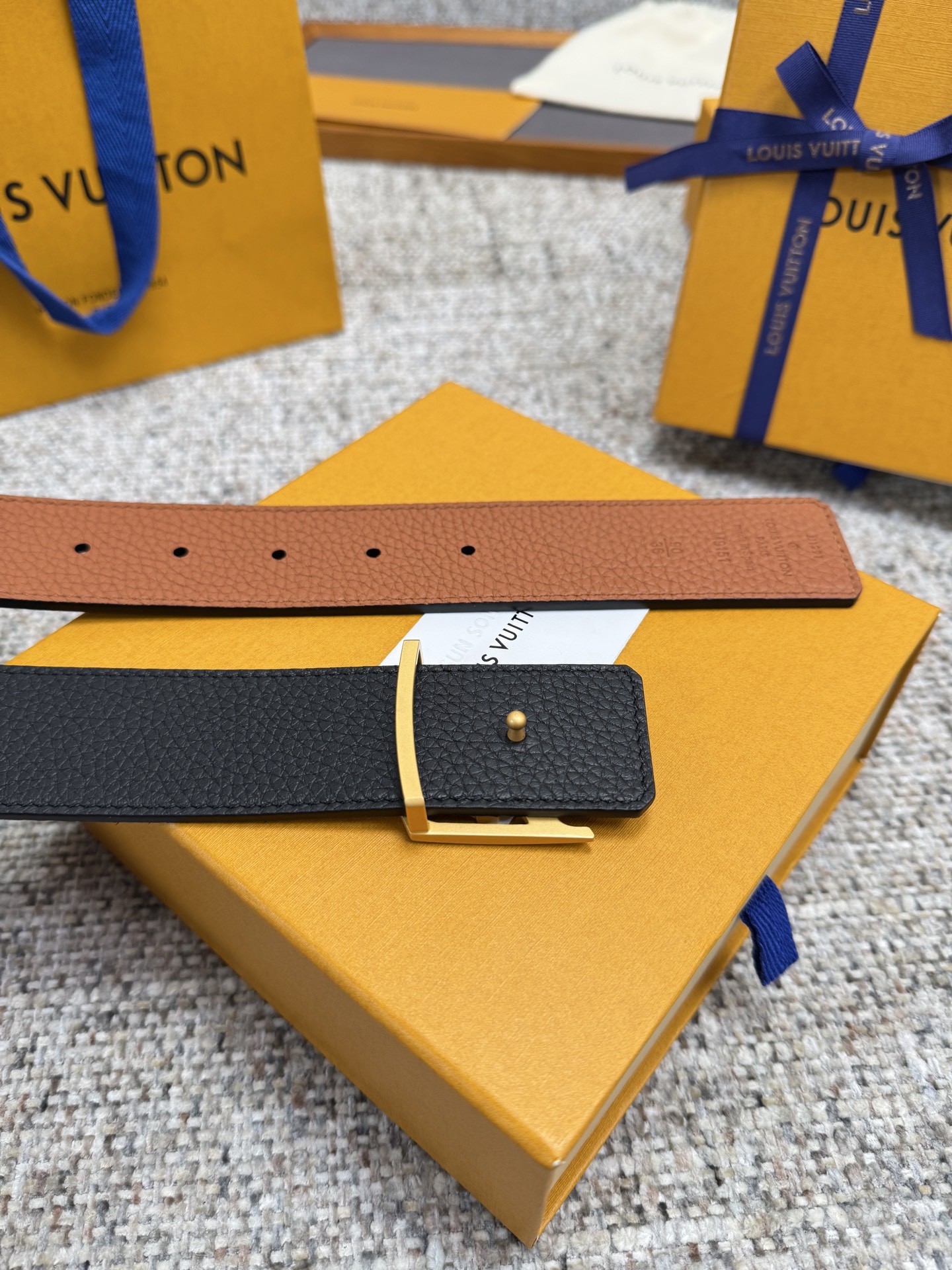 
Louis Vuitton LV腰带 荔枝纹皮底系列 原厂五金 精致手工绘边 柔软舒适 宽4.0