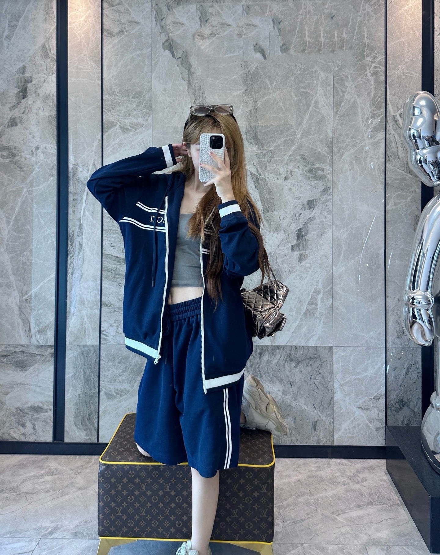 Gucci/古馳 G字母膠條拉鍊連帽外套
這款單品出自Lido系列，設計靈感源自意大利海岸的夏日風情和海灘俱樂部，早秋系列聚焦基礎廓形與經典細節，匠心呈獻日常服飾和晚裝造型，這款休閒連帽衛衣採用平紋針織面料精制而成，中央貫穿點綴G標識條紋印花，男女同款，定制輔料三標
A Size:S-XL