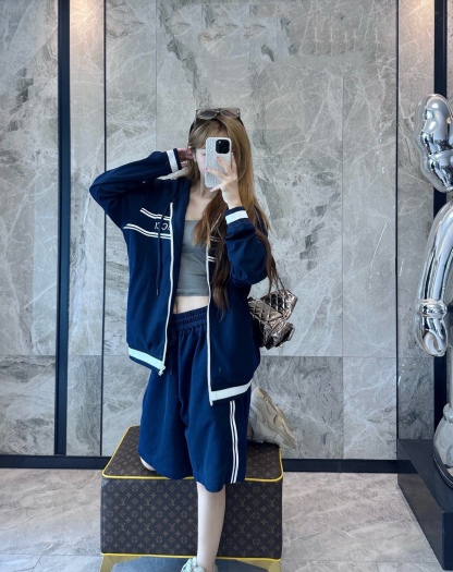 Gucci/古馳 G字母膠條拉鍊連帽外套
這款單品出自Lido系列，設計靈感源自意大利海岸的夏日風情和海灘俱樂部，早秋系列聚焦基礎廓形與經典細節，匠心呈獻日常服飾和晚裝造型，這款休閒連帽衛衣採用平紋針織面料精制而成，中央貫穿點綴G標識條紋印花，男女同款，定制輔料三標
A Size:S-XL