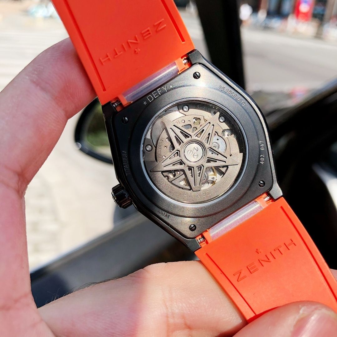 95.9000.670/78.R782
品牌：真力時
系列：DEFY
性別：男士
我來糾錯 
機芯 機芯型號：9015改Elite 670 SK
機芯類型：全自動機械
機芯直徑：25.60毫米
機芯厚度：3.88毫米
振頻：28800每小時振蕩次數
寶石數：27個
零件數：187個
動力儲備：50小時
我來糾錯 
外觀 表徑：41毫米
表殼厚度：10.75毫米
表盘颜色：镂空
表盘形状：圆形
表带颜色：黑色
表扣类型：针扣
背透：背透，透明蓝宝石水晶
防水深度：100米
表耳间距：暂无
