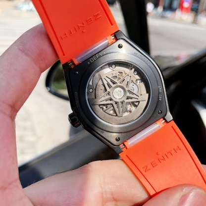 95.9000.670/78.R782
品牌：真力時
系列：DEFY
性別：男士
我來糾錯 
機芯 機芯型號：9015改Elite 670 SK
機芯類型：全自動機械
機芯直徑：25.60毫米
機芯厚度：3.88毫米
振頻：28800每小時振蕩次數
寶石數：27個
零件數：187個
動力儲備：50小時
我來糾錯 
外觀 表徑：41毫米
表殼厚度：10.75毫米
表盘颜色：镂空
表盘形状：圆形
表带颜色：黑色
表扣类型：针扣
背透：背透，透明蓝宝石水晶
防水深度：100米
表耳间距：暂无
