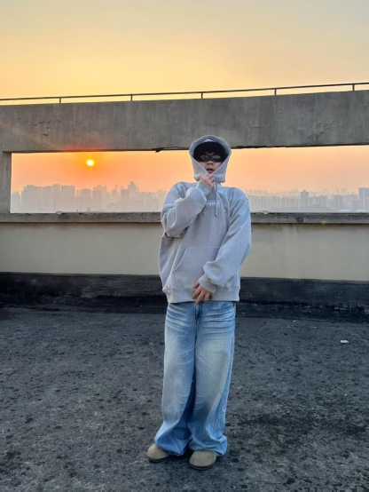 Supreme FW24 WEEK17 Box Logo Hooded Sweatshirt 胸前徽標刺繡logo口袋連帽衛衣帽衫
面料460克 高克重 面布質感強 韌性好 衣服收針處都有打套結（起到加固 久穿不變形 市面普通版本是沒有的哦） 歡迎對比 品質保證
F 尺碼：S M L XL