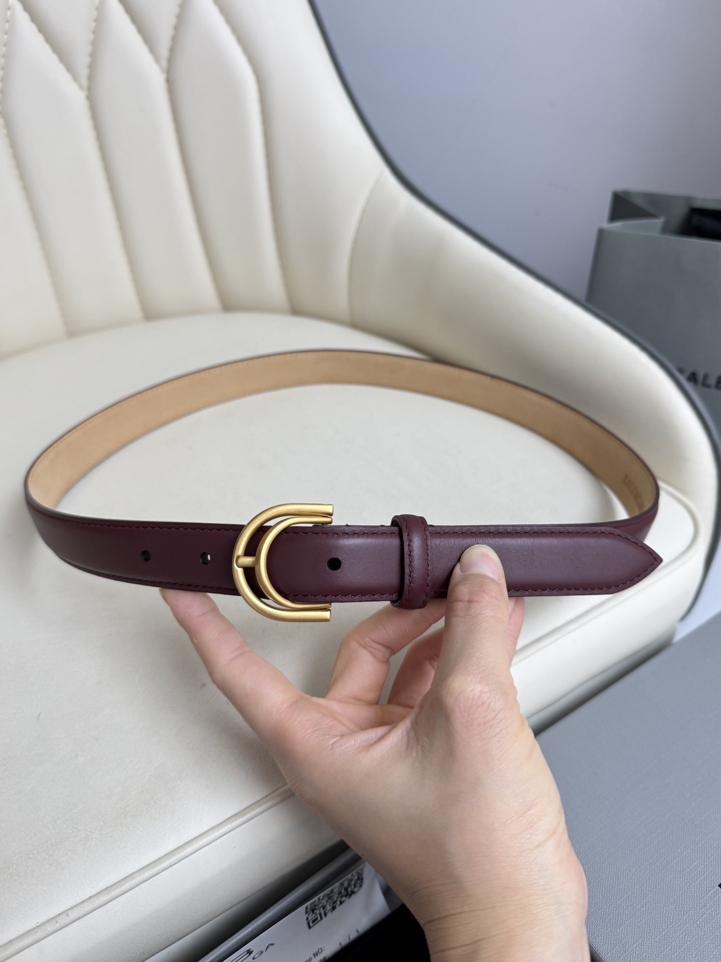 巴黎世家（Balenciaga）寬度2.5cm 是法國的奢侈品牌，作為時尚界最具影響力品牌之一的地位。設計師源於：都市時尚潮流獨特的設計風格，採用進口小牛皮製作；搭配純銅復古五金，使其更具魅力。值得擁有的百搭精品