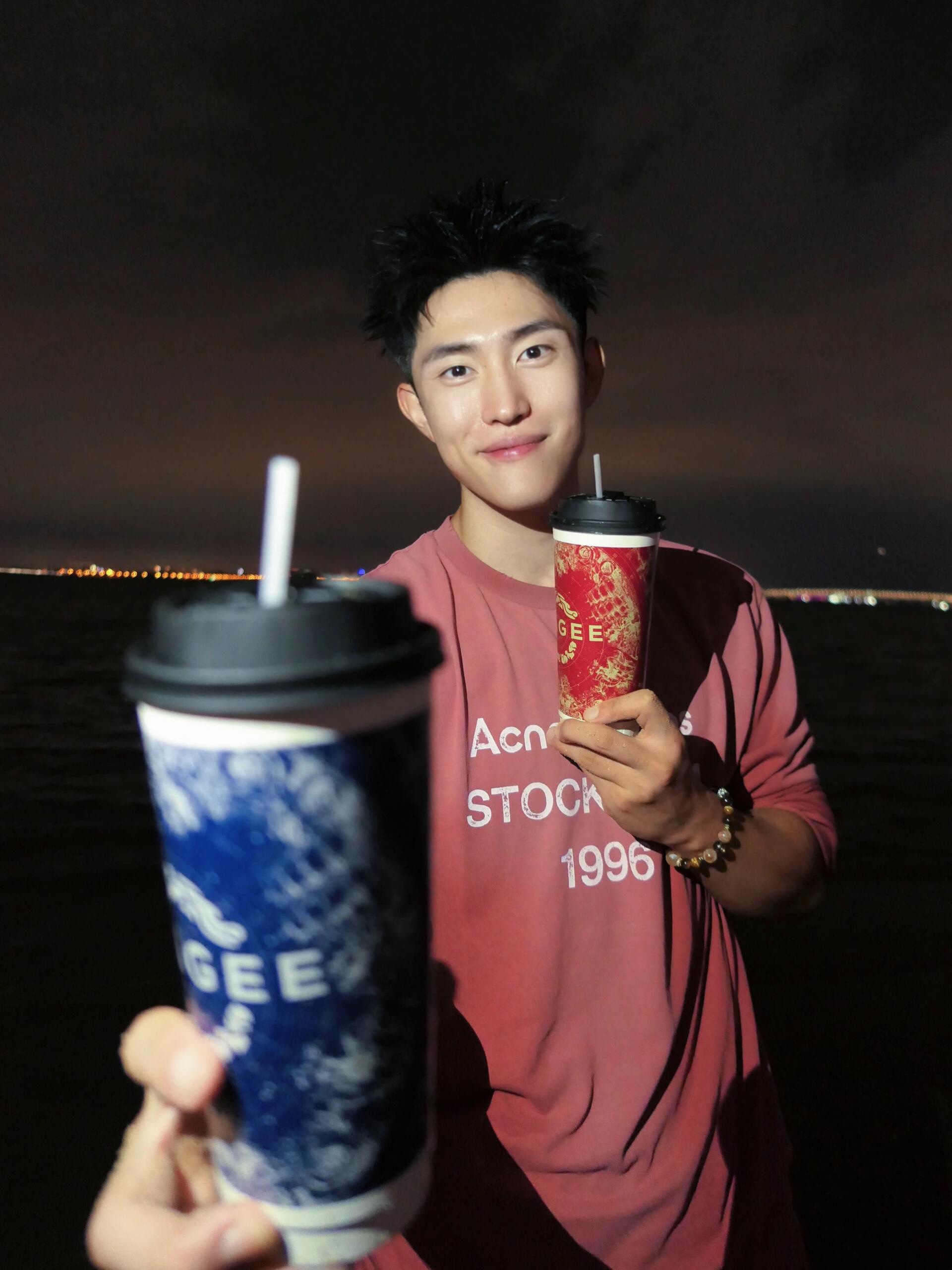 🔝Acne Studios 26SS 1996字母印花短袖T恤
面料是定制定染的32支220g原版双纱棉，胚布经过高盂环保染色，裁大货前还要进行高温环缩水，降低缩水率的同时使得手感更柔软舒适，印花方面必须五层胶浆，第一遍必须为进口打底浆，填平布料上极为细小的线洞，再由高温床烤干再剧颇色，采用油墨因热平网印花，一共刷五层，每一层间隔为时间为30分钟，才能保证出来的成品保持原版的质感，全套开发辅料
尺码：S-XL