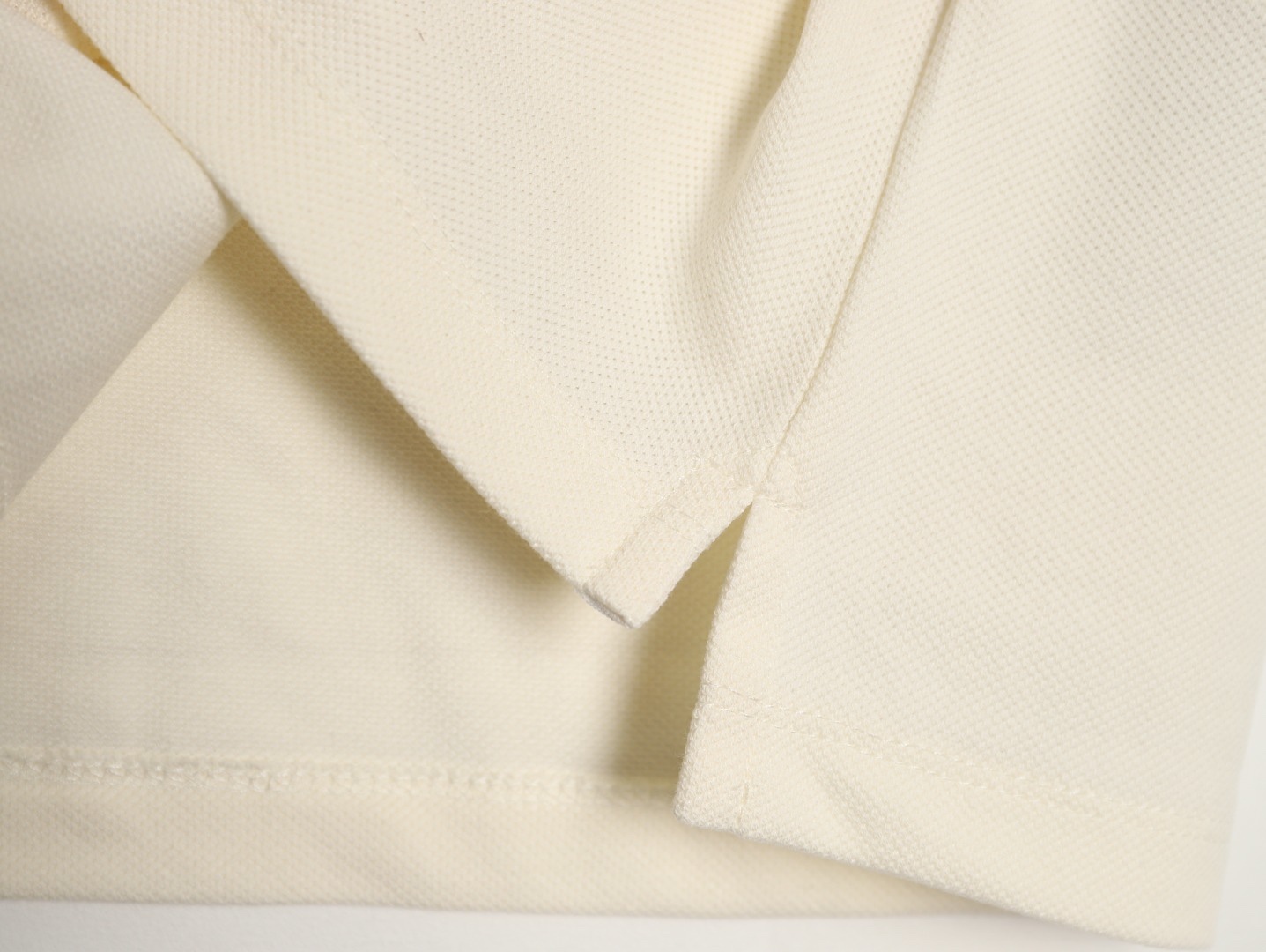 Gucci/古馳 24ss 胸口雙G刺繡Polo短袖
原品購入，採用60支雙股250克重棉氨混紡雙面珠地面料，條紋相間拼色衣領定為雙系統提花定織扁機製成。GG互扣刺繡圖案採用進口田島機器，榻榻米刺繡搭配挨針繡工藝，刺繡非常的飽滿，精細針法綿密，以榻榻米刺繡工藝打底，挨針繡描廓邊緣及字母繡花，層次清晰豐富立體。前胸無明線無散口雙層面筒，袖口縫盤螺紋同為扁機織造，採用TAJIMA進口機台加工，人工手縫領標開背領標帶防偽芯片，紐扣開模天然塔羅貝炭黑刻字牛角扣，三標輔料同步定 制。經典翻領設計