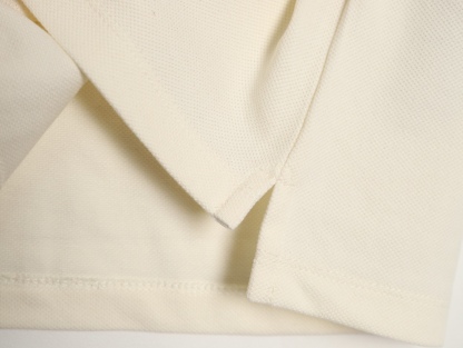 Gucci/古馳 24ss 胸口雙G刺繡Polo短袖
原品購入，採用60支雙股250克重棉氨混紡雙面珠地面料，條紋相間拼色衣領定為雙系統提花定織扁機製成。GG互扣刺繡圖案採用進口田島機器，榻榻米刺繡搭配挨針繡工藝，刺繡非常的飽滿，精細針法綿密，以榻榻米刺繡工藝打底，挨針繡描廓邊緣及字母繡花，層次清晰豐富立體。前胸無明線無散口雙層面筒，袖口縫盤螺紋同為扁機織造，採用TAJIMA進口機台加工，人工手縫領標開背領標帶防偽芯片，紐扣開模天然塔羅貝炭黑刻字牛角扣，三標輔料同步定 制。經典翻領設計