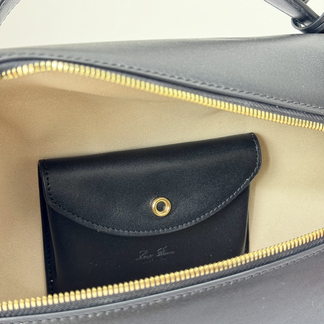 𝓛𝓸𝓻𝓸 𝓟𝓲𝓪𝓷𝓪 諾悠翩雅
𝑬𝒙𝒕𝒓𝒂 𝑩𝒂𝒈 𝑳𝟐𝟕 
寬開口加大容量斜挎包，包型設計更立體更有型，包身採用進口原廠小牛皮，手感柔軟而獨特，包包內部結構多了內袋。雙向加長拉鍊開合，配有My Charms金色金屬掛飾（LP特級純鋼五金配件）
size：27*16*10釐米
配全套專櫃禮盒包裝🎁