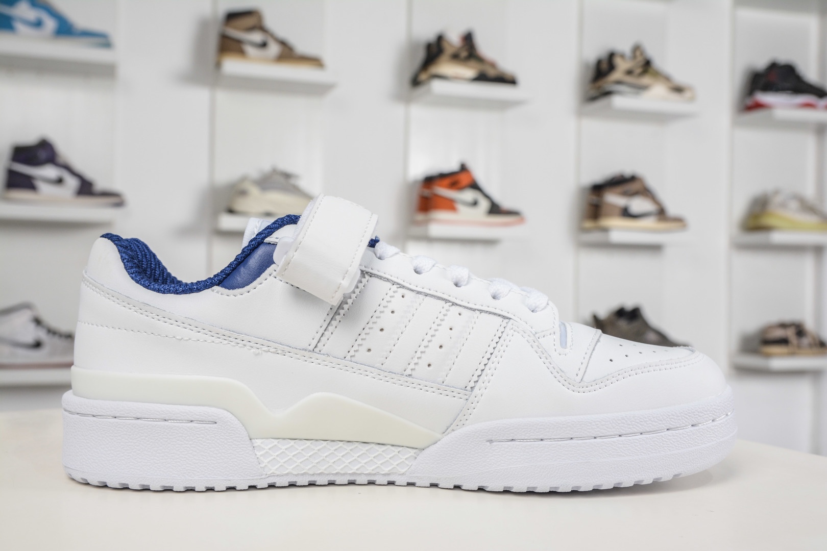 adidas Originals Forum 低幫百搭潮流休閒運動板鞋  
貨號：FZ6296
尺碼：36 36.5 37 38 38.5 39 40 40.5 41 42 42.5 43 44 45