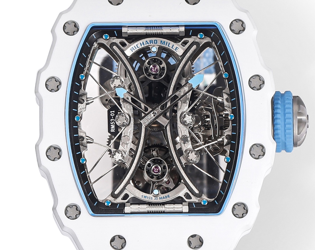 白色TPT石英纖維
【RICHARD MILLE】理查米爾RM53-01 將腕表設計與運動賽事相互結合，完美詮釋了賽場上的勇者堅定信念、頑強拼搏的精神。RM53-01以馬術運動為背景，採用多種高科技材料來抵御運動時帶來的強烈撞擊，從而保證不受破壞、正常運轉。高科技材質打造如同“護具”。“RM 53-01 PABLO MAC DONOUGH”的陀飛輪腕表，此款腕表除具備運動腕表的動感與活力外，還配備了堅固的TPT®碳纖維表殼、層壓藍寶石水晶表鏡以及固定機芯的懸浮式鋼索，有效的降低巨大衝擊、