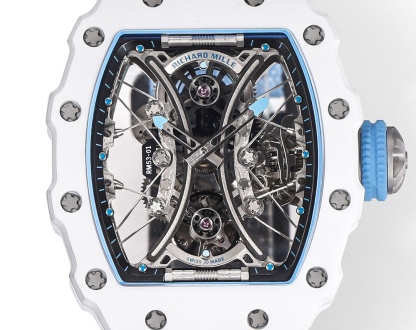 白色TPT石英纖維
【RICHARD MILLE】理查米爾RM53-01 將腕表設計與運動賽事相互結合，完美詮釋了賽場上的勇者堅定信念、頑強拼搏的精神。RM53-01以馬術運動為背景，採用多種高科技材料來抵御運動時帶來的強烈撞擊，從而保證不受破壞、正常運轉。高科技材質打造如同“護具”。“RM 53-01 PABLO MAC DONOUGH”的陀飛輪腕表，此款腕表除具備運動腕表的動感與活力外，還配備了堅固的TPT®碳纖維表殼、層壓藍寶石水晶表鏡以及固定機芯的懸浮式鋼索，有效的降低巨大衝擊、
