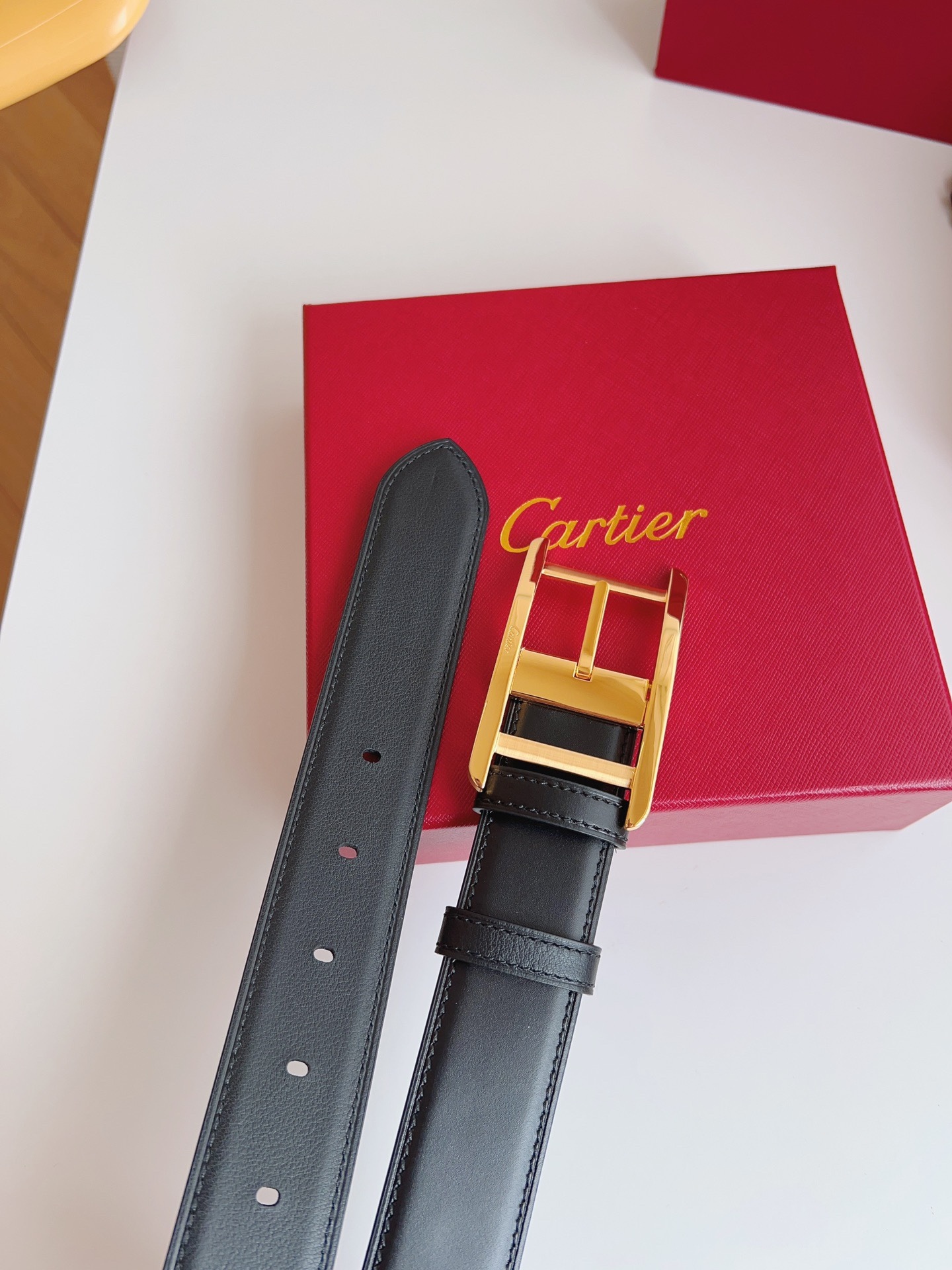 
Cartier（卡地亞）憑借匠心傑作展現與眾不同的美感，融合精湛工藝與經典設計，演繹雋永風格；瀟灑不羈，果敢獨立！此款式易搭配服飾；休閒正裝兩相宜。皮帶寬度：35mm