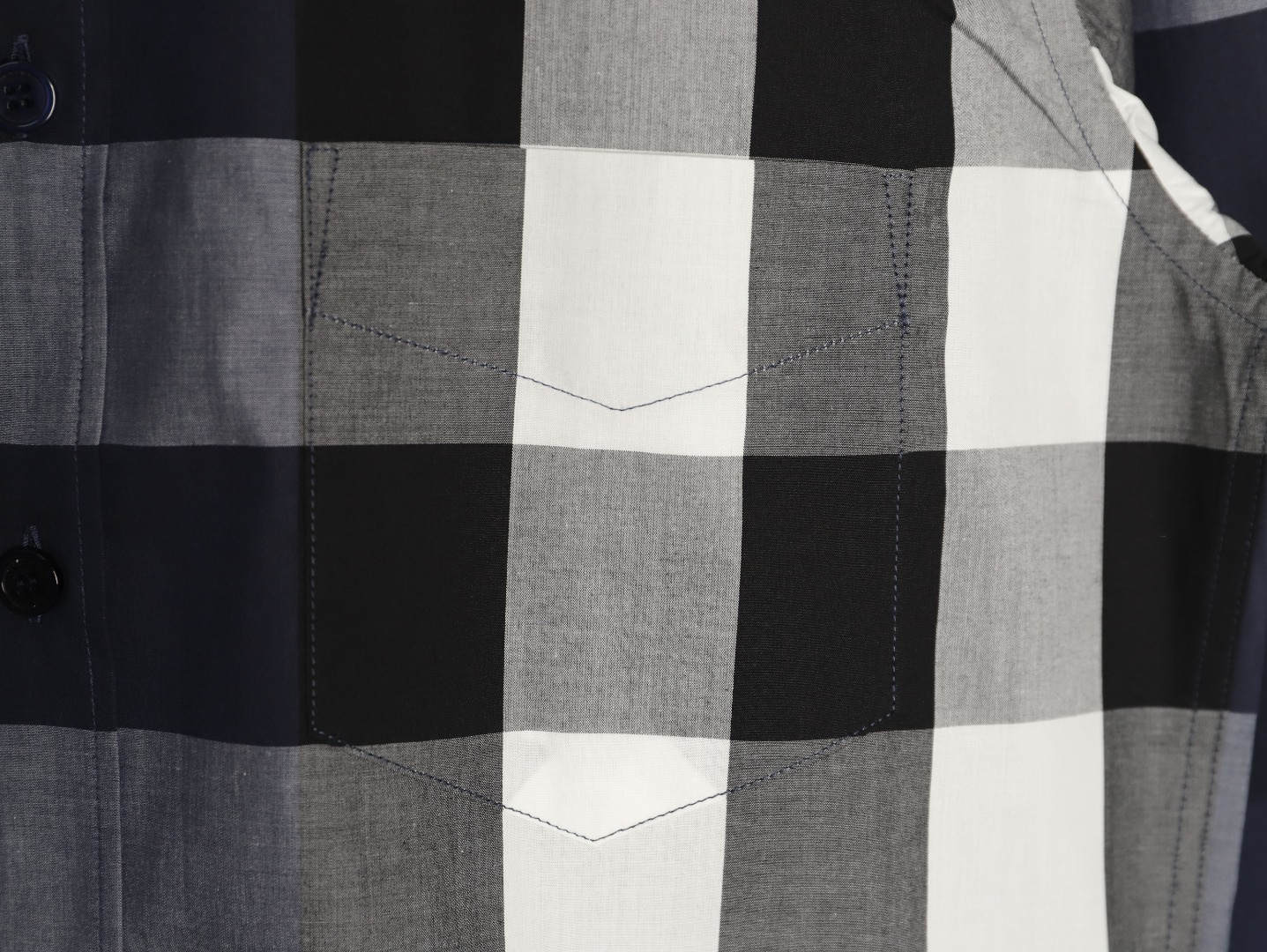 Burberry/巴寶莉 經典大格紋棉質襯衫
定制原版一致80支精梳棉單線紗，紗線全部訂染，最終確定織法，
無論是格型大小線條粗細均達到Y版水平並且布料沒有尾斜現象，
紅外線裁剪對條對格單件裁，保證大貨品質，
定制塔羅貝油封噴漆扣子自然發亮（不同市場版都是樹脂扣），裁片、領子坐領 門邊 袖口 部位加了燙薄，
全部要對格對位出成品，紅外激光定位對格取位，
每個獨立的尺碼都是定位裁片，前幅，口袋，袖子等部位都是對格對位的，
工序複製，費時費料，經典簡單氣質不失大牌，面料上身舒適柔軟卻又挺括有型，