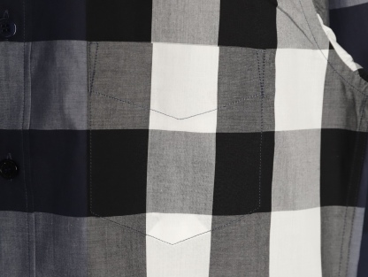Burberry/巴寶莉 經典大格紋棉質襯衫
定制原版一致80支精梳棉單線紗，紗線全部訂染，最終確定織法，
無論是格型大小線條粗細均達到Y版水平並且布料沒有尾斜現象，
紅外線裁剪對條對格單件裁，保證大貨品質，
定制塔羅貝油封噴漆扣子自然發亮（不同市場版都是樹脂扣），裁片、領子坐領 門邊 袖口 部位加了燙薄，
全部要對格對位出成品，紅外激光定位對格取位，
每個獨立的尺碼都是定位裁片，前幅，口袋，袖子等部位都是對格對位的，
工序複製，費時費料，經典簡單氣質不失大牌，面料上身舒適柔軟卻又挺括有型，