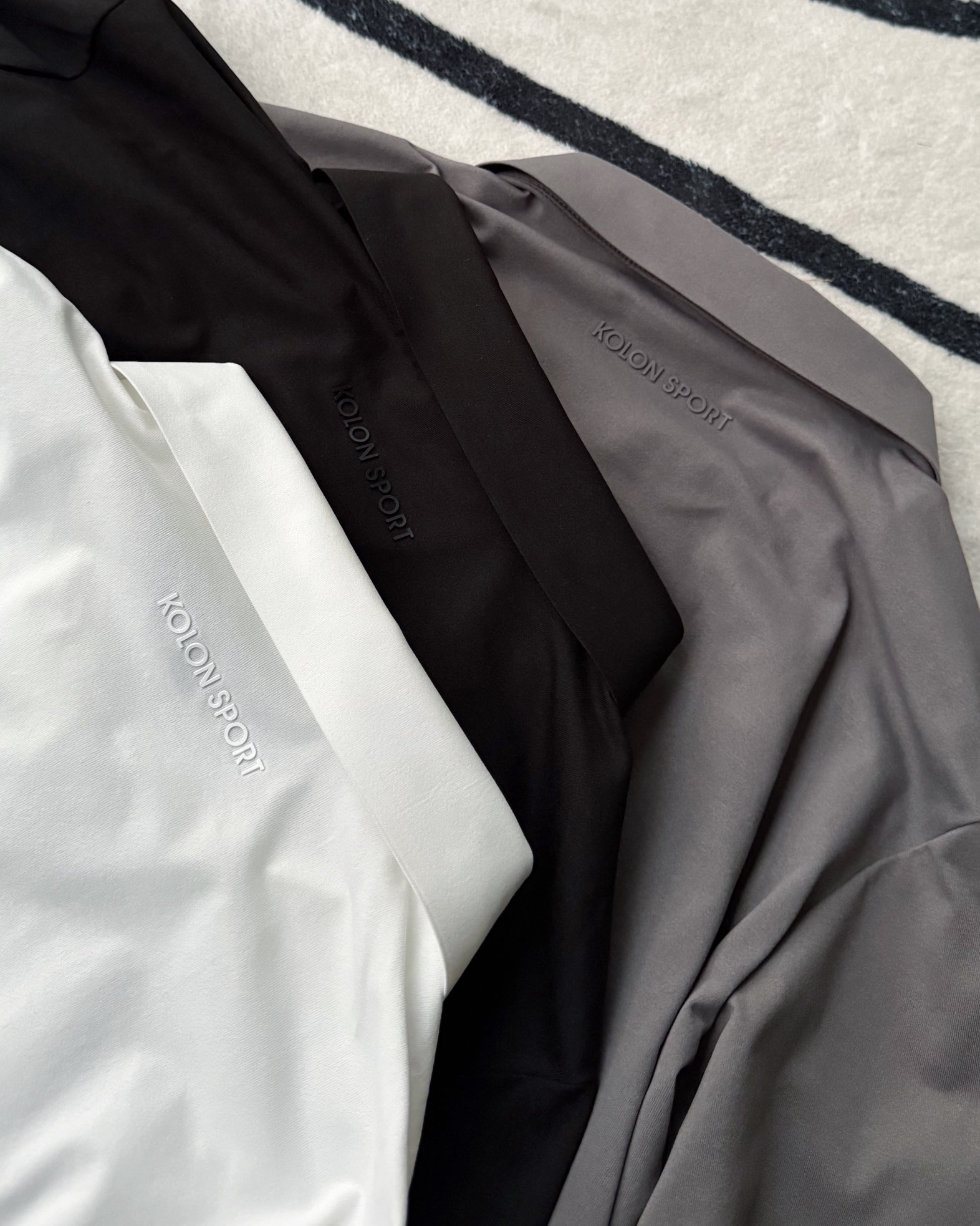 春季新款 KOLON SPORT可隆吸濕長袖防曬+抗菌SECOt恤翻領POLO
大身採用可隆自研面料，具有吸濕速乾，UPF215+防曬及Polygiene抑菌功能門襟採用激光切割工藝，結合肩部超聲波貼合工藝，提升細節品質感領口，門襟及下擺均採用熱壓工藝，外觀平整
