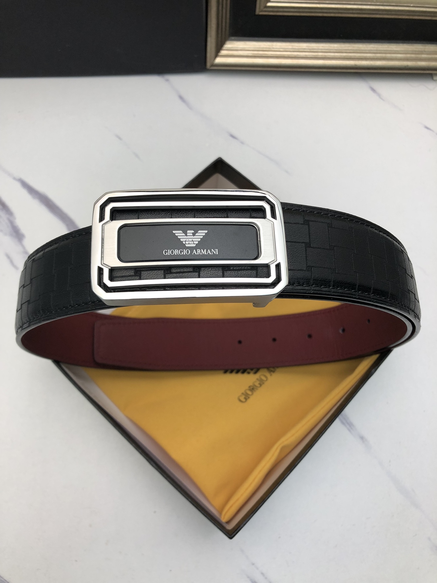 阿曼妮：原單頭層小牛皮燙印花紋，內襯頭層牛皮底，營造織紋外觀。飾以標誌原單扣。專櫃寬度4.0