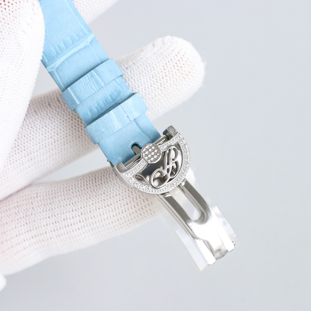 AW廠出品。那不勒斯王后系列REINE DE NAPLES[色]高品質女士瑞士石英機芯女表、
圓弧形的錶盤採用閃閃發光的白色天然母貝製成，錶盤上的羅馬數字“XII”則採用白色天然母貝製成，以細木鑲嵌工藝固定於錶盤之上。母貝材質脆弱易碎，因此在細木鑲嵌工藝中尤為棘手，可謂名副符其實的傑作。