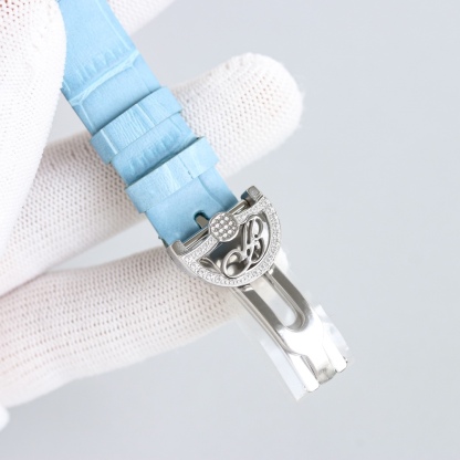 AW廠出品。那不勒斯王后系列REINE DE NAPLES[色]高品質女士瑞士石英機芯女表、
圓弧形的錶盤採用閃閃發光的白色天然母貝製成，錶盤上的羅馬數字“XII”則採用白色天然母貝製成，以細木鑲嵌工藝固定於錶盤之上。母貝材質脆弱易碎，因此在細木鑲嵌工藝中尤為棘手，可謂名副符其實的傑作。