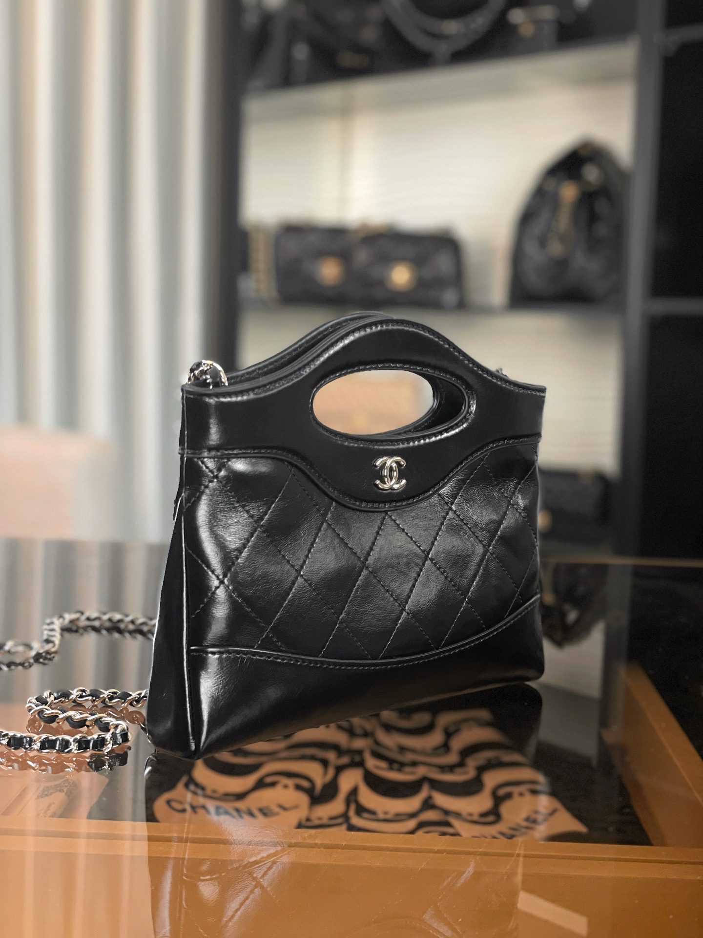 特▪️級鋼 大H實拍
全新到貨🆕𝗖𝗵𝗮𝗻𝗲𝟭 𝟮𝟓𝐏 羊皮系列
𝟥𝟣𝖡𝖺𝗀 𝖭𝖺𝗇𝗈 黑色

𝟐𝟓𝐏橫版𝟥𝟣𝗆𝗂𝗇𝗂可愛無敵𝖦𝖾𝗍❕
“包王”經典再現巧妙設計🪄
滿足了時髦精的在所期待啦…
軟萌感讓我毫無抵抗力〰️

五金：厚鍍𝟣𝟦𝖪淡金
皮料:   金標𝗓𝗉原廠小羊皮
尺寸：𝟣𝟩.𝟧*𝟤𝟢.𝟧*𝟥.𝟧 𝖼𝗆
3656