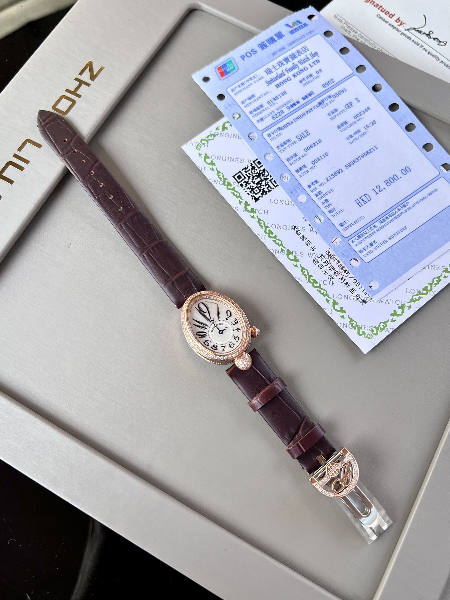 優雅出品史上最強復刻女表——寶璣那不勒斯皇后  黃金殼  系列驚艷登場，修正市場版本的所有不足，高貴典雅，盡顯女王風範！
【表殼】腕表尺寸分別為中號36.5x28.5毫米 小號33 x 25毫米
鵝卵形表殼高雅大氣，表殼外緣飾有錢幣紋。表圈和表殼周圍鑲嵌共117顆施華洛水晶（約0.99克拉）。表冠處鑲有一顆梨形晶石（約0.26克拉）
【精彩細節】
1.與原裝吻合，在表殼背部均打有貴金屬標識，效果清晰工整，彰顯腕表檔次。2.穹面玻璃，從側面看不僅有魚眼效果，還能折射鑽石帶來的璀璨光芒，更顯腕表高貴血統。
3