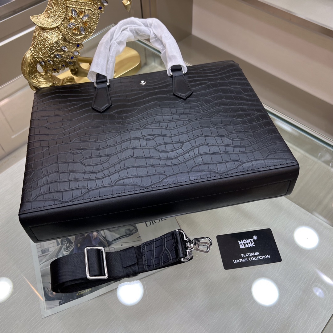 Montblanc lnternational（萬寶龍）新款公文包 採用進口鰐魚紋牛皮製作，頂級拋光不鏽鋼飾面金屬配件  ，正面萬家六角專屬標，內里雙隔層，簡單大方商務 成功男士們的最愛🤵🏻！
尺寸：40-30-7
型號：601312-1w