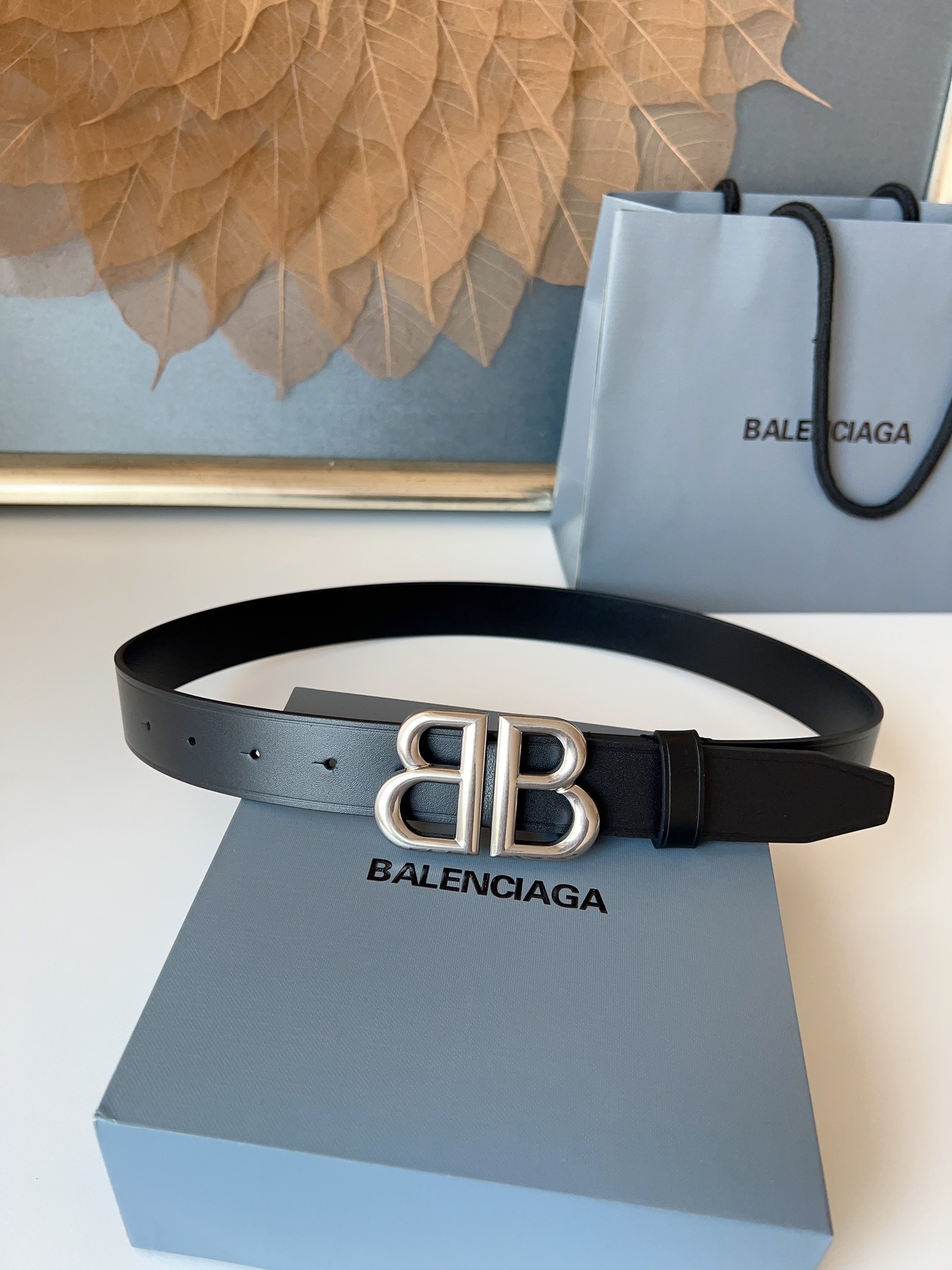 巴黎世家（Balenciaga）寬度3.0cm 是法國的奢侈品牌，作為時尚界最具影響力品牌之一的地位。設計師源於：都市時尚潮流獨特的設計風格，採用進口小牛皮製作；搭配純銅復古五金，使其更具魅力。值得擁有的百搭精品！