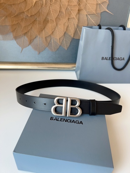 巴黎世家（Balenciaga）寬度3.0cm 是法國的奢侈品牌，作為時尚界最具影響力品牌之一的地位。設計師源於：都市時尚潮流獨特的設計風格，採用進口小牛皮製作；搭配純銅復古五金，使其更具魅力。值得擁有的百搭精品！