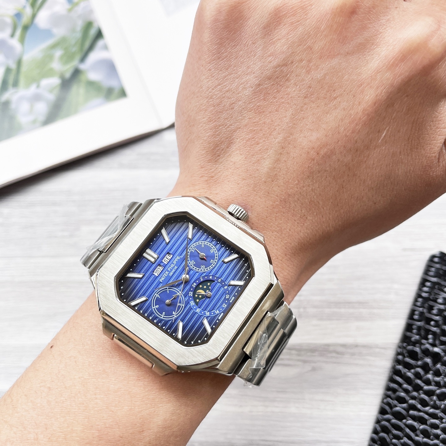 
八角殼系列 精緻百搭🎈🎈
【最新】：百達翡麗 🔥最新設計🔥大飛輪精品🎈🎈
【類型】：精品男士腕表
【錶帶】：真牛皮錶帶
【機芯】：高端全自動機械機芯
【鏡面】：礦物質強化玻璃（更高清）
品味高雅 浩瀚大氣 匠心獨運 腕間瑰寶
尺寸：直徑42mm厚12mm熱賣上市！歡迎轉載！