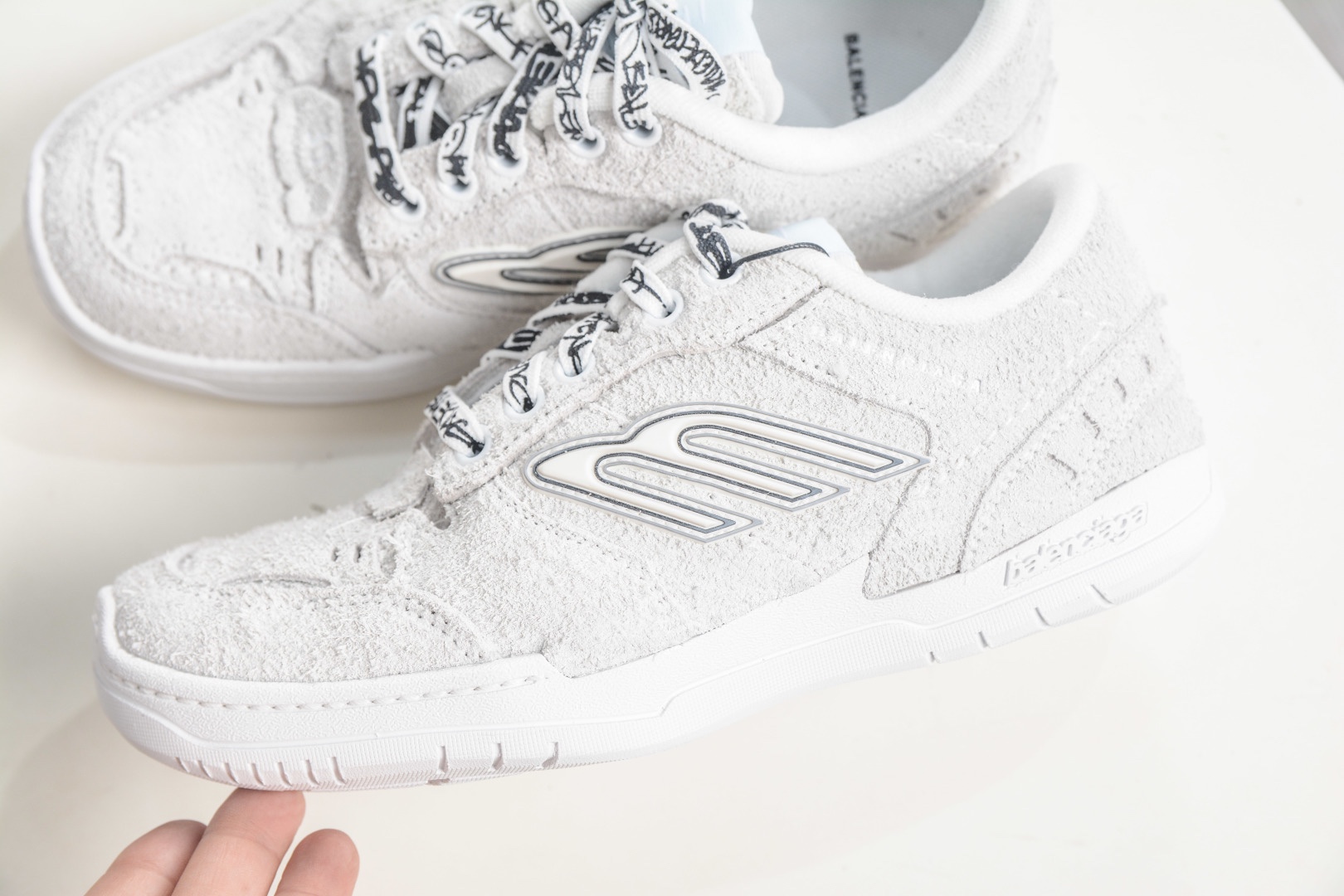 Balenciaga Hamptons Worn-Out Dark Brown 棕色巴黎世家十八18代 滌綸（聚酯纖維）牛皮革 圓頭系帶 低幫 生活休閒鞋板鞋 
貨號：841765 WHPSU 9910
尺碼：35 36 37 38 39 40 41 42 43 44 45 46