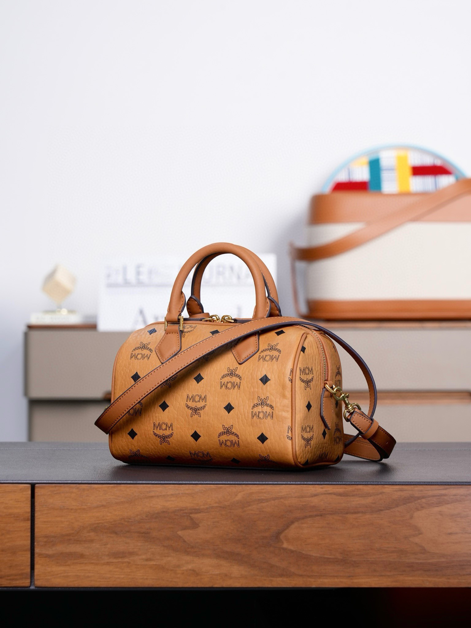 ®全新升級®官網同步
𝙈𝘾𝙈 𝙀𝙡𝙡𝙖 𝘽𝙤𝙨𝙩𝙤𝙣
乾邑色𝙎𝙢𝙖𝙡𝙡#波士頓枕頭包

·CP獨家出品｜乾邑色
這款Visetos波士頓包採用天然Nappa皮革飾邊、皮革吊牌及掛鎖設計。
這款小號Ella波士頓包誕生於慕尼黑的黃金時代，是一款日用肩背包。皮革吊牌及雕花Logo金屬掛鎖的設計靈感源自品牌的旅行傳統，直接取材於品牌的經典旅行箱。

型號：MWBFAEA03PZ001
尺寸：25*14*16cm
肩帶：可調節93-109cm
開合：拉鍊式
顏色：乾邑色/